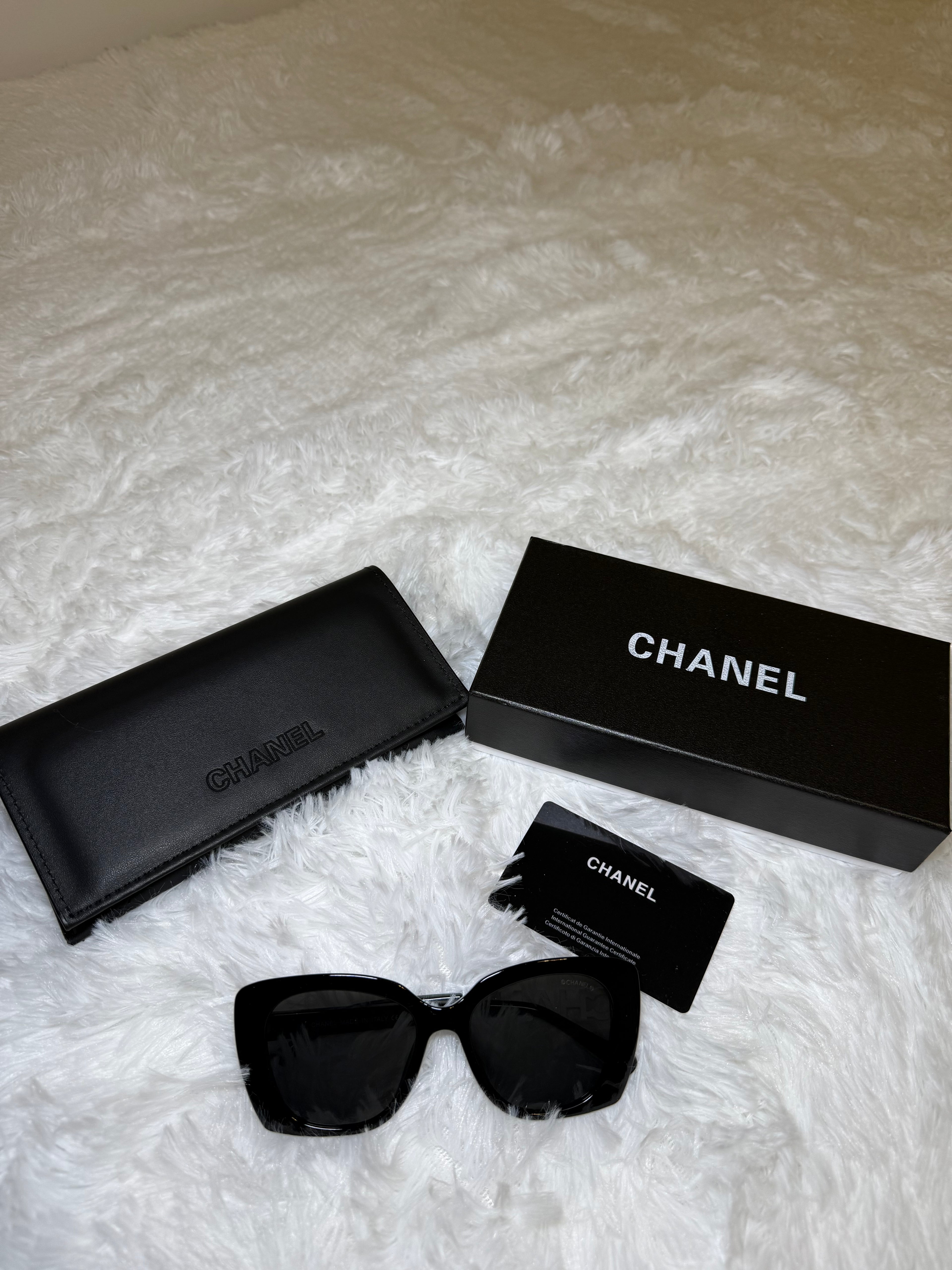 CC with logo sunglasses
