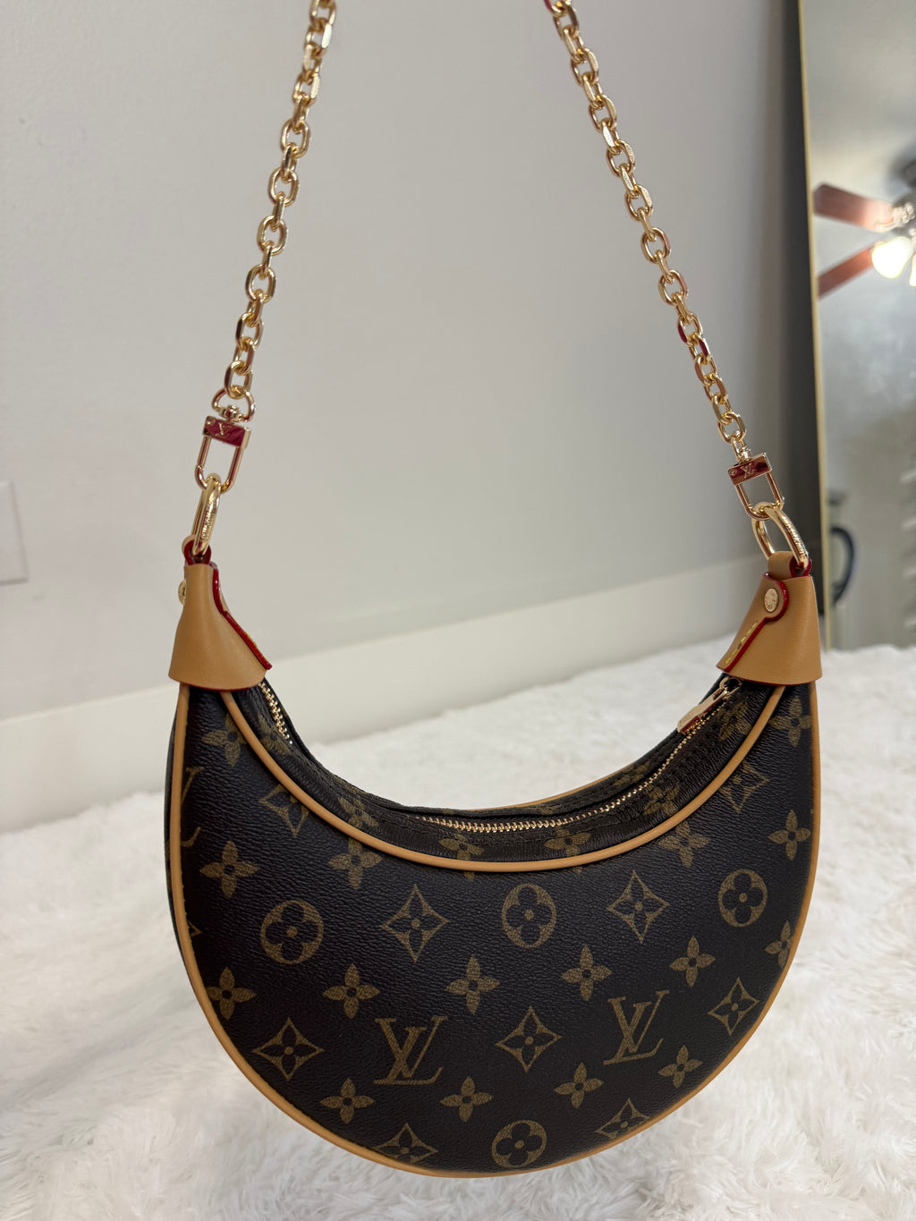 Curved shoulder bag