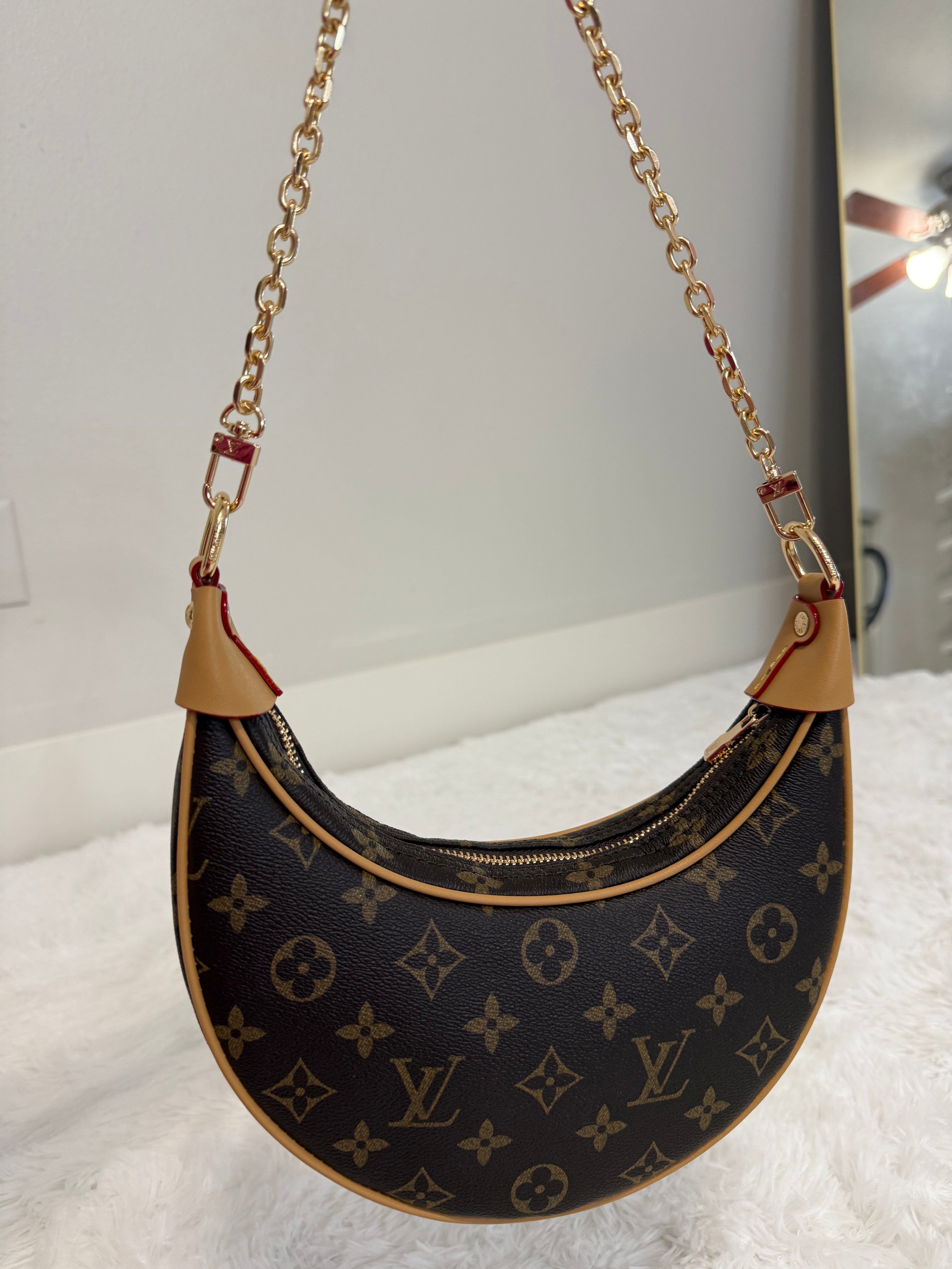 Curved shoulder bag