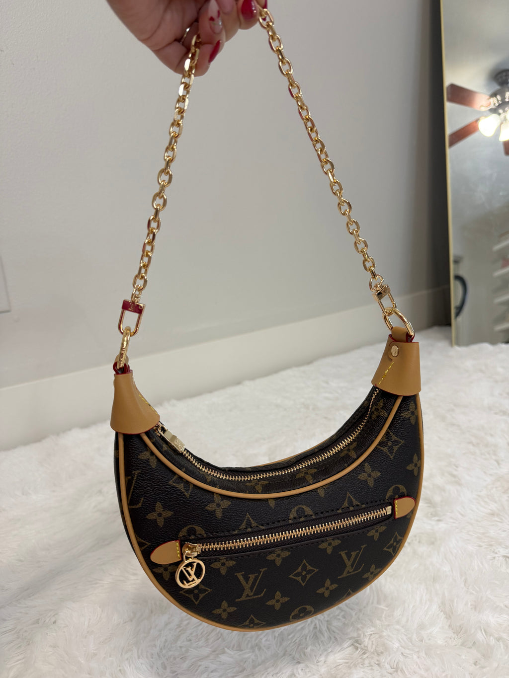 Curved shoulder bag
