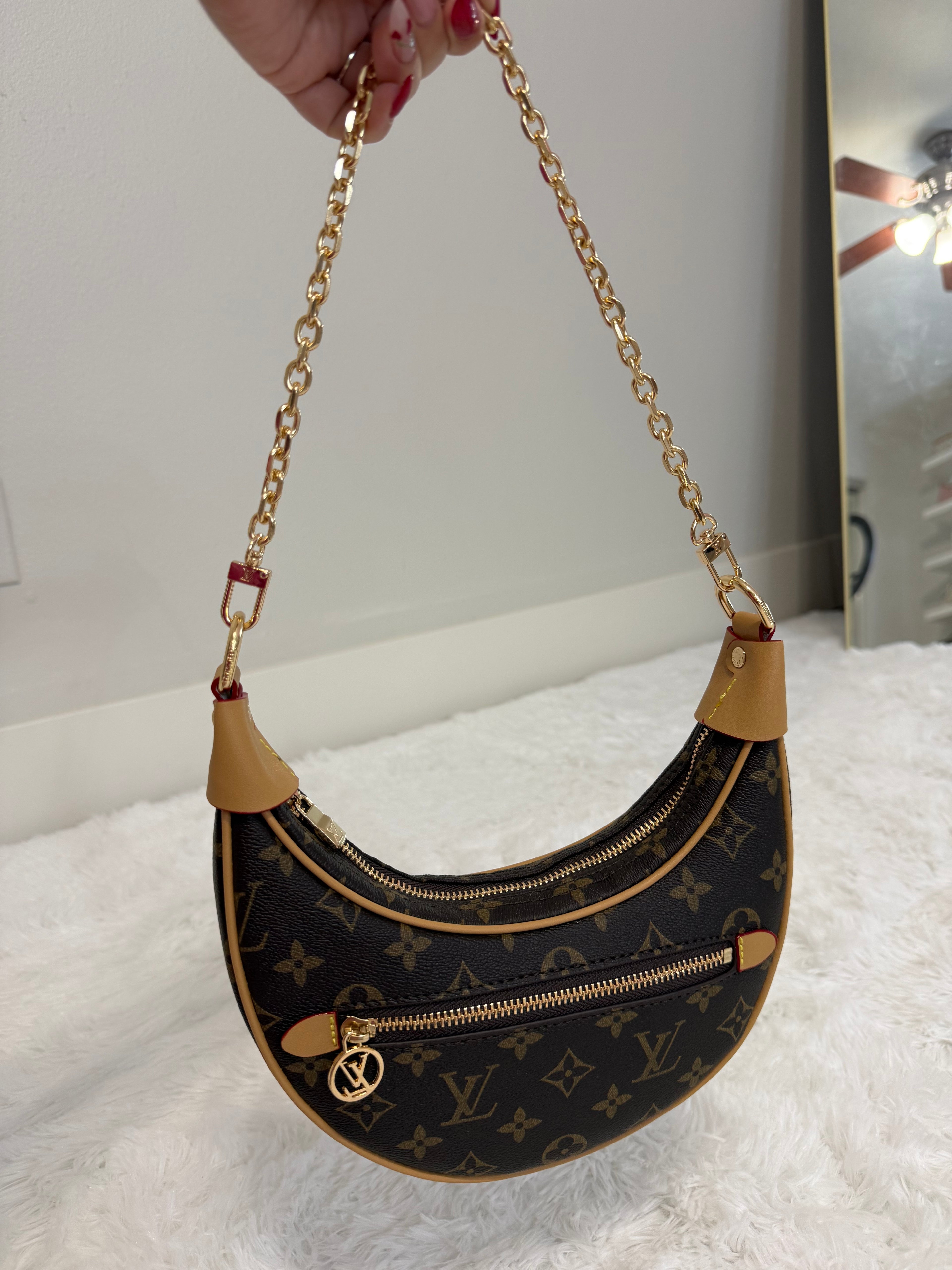 Curved shoulder bag