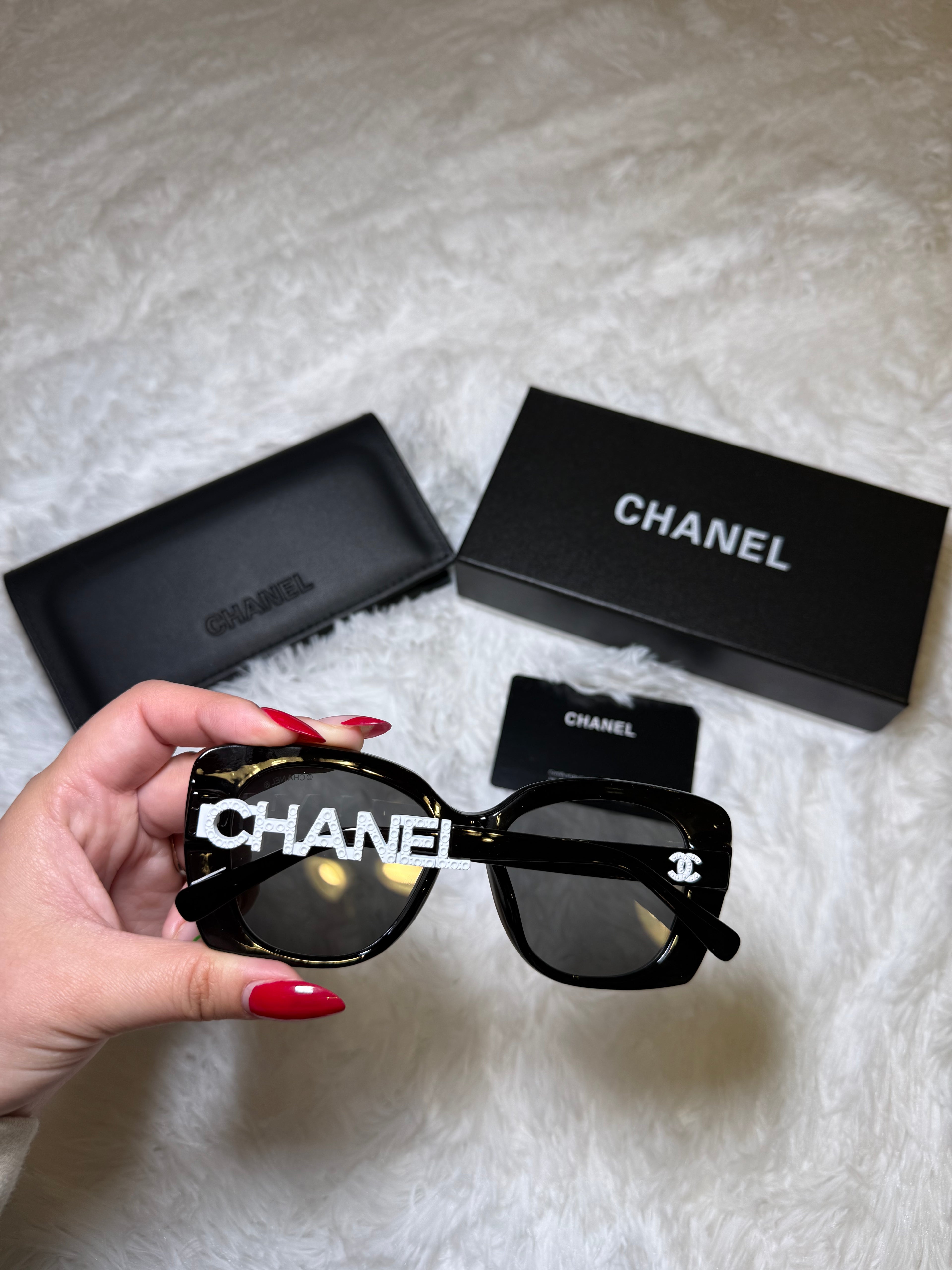 CC with logo sunglasses